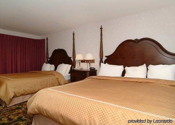 Crown Choice Inn & Suites Lakeview And Waterpark Mackinaw City Room photo